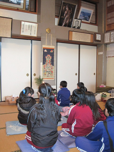 Японские школьники проводят ритуалы косин-мати