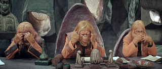 Кадр из фильма «Планета обезьян» 1968 г. Сцена суда над главным героем. Судьи в позах трёх обезьян