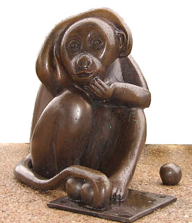 Бронзовая скульптура обезьяны, Станторп (Stanthorpe, штат Квинсленд, Австралия). Город Станторп известен рекордно низкими ночными температурами. В скульптуре обыгрывается многозначность слова «balls» — «яички» и «шарики»