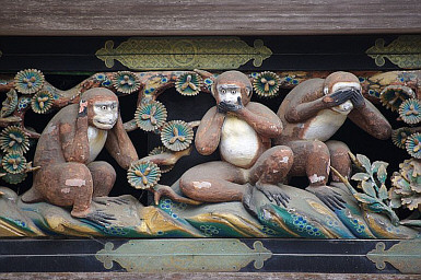 Панно с тремя обезьянами на конюшне святилища Тосёгу