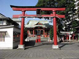 Символ синтоизма, ритуальные ворота тории. Святилище Анамори Инари, Токио