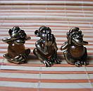 Янтарные статуэтки трех обезьян