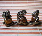 Янтарные статуэтки трех обезьян, вид сбоку