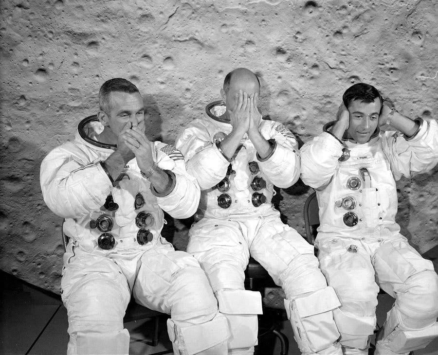 Экипаж Аполлона 10 в позах трех обезьян