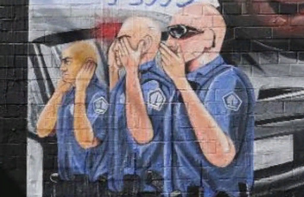 Офицеры полиции в позах трех обезьян, фрагмент граффити в Белфасте