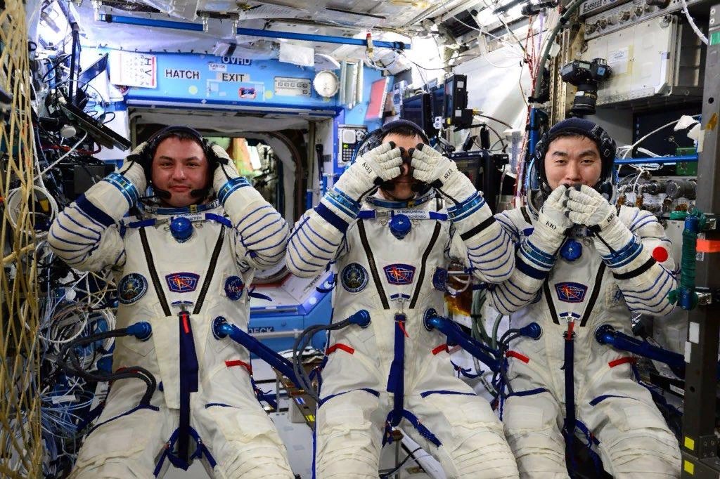Космонавты в позах трех обезьян