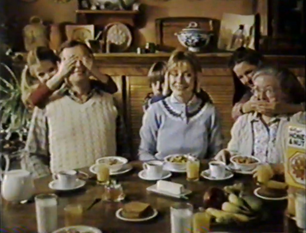 Счастливая семья в позах трех обезьян. Кадр из рекламного ролика 1981-го г.