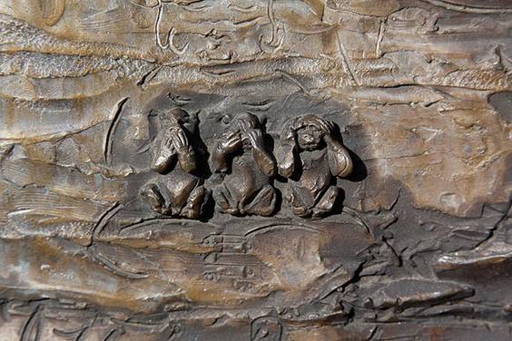 Три обезьяны под ногами Махатмы Ганди