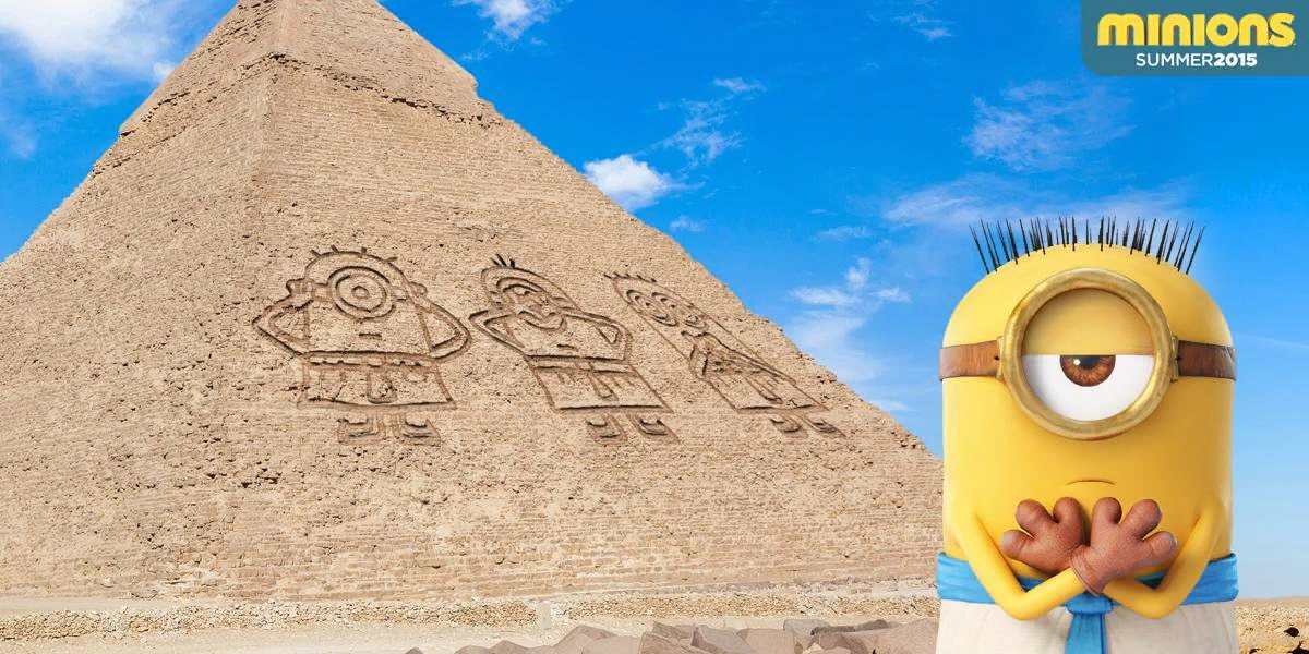 Портрет миньонов в позах трех обезьян на грани пирамиды в Египте