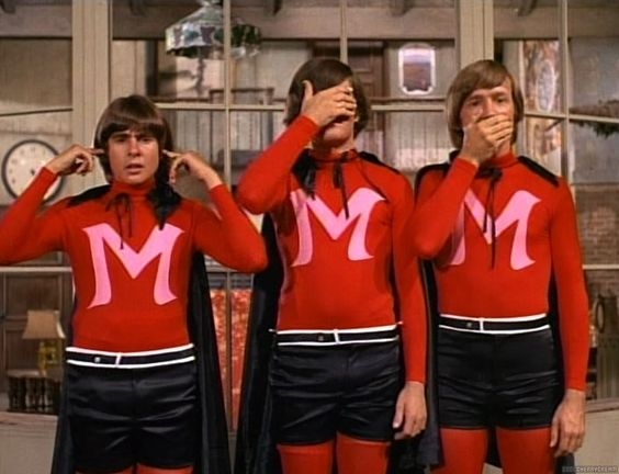 Участники группы The Monkees в позах трех обезьян