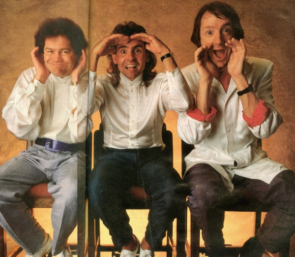 Участники группы The Monkees в позах трех обезьян наоборот в 1986 г.