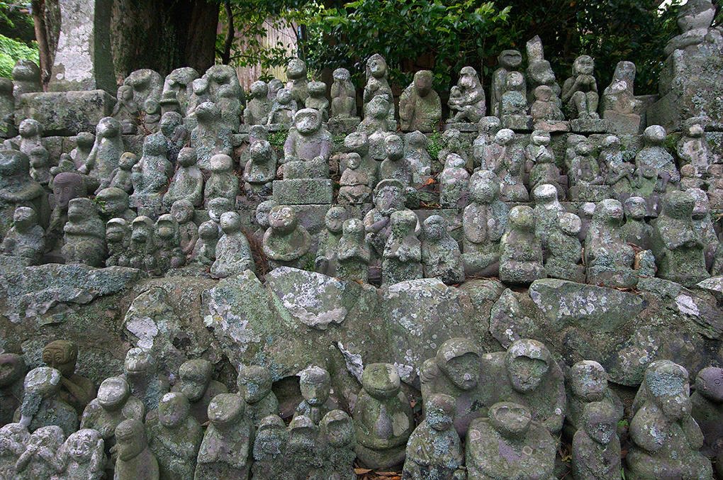 Каменные статуи обезьян в святилище Ондакэ, остров Ики