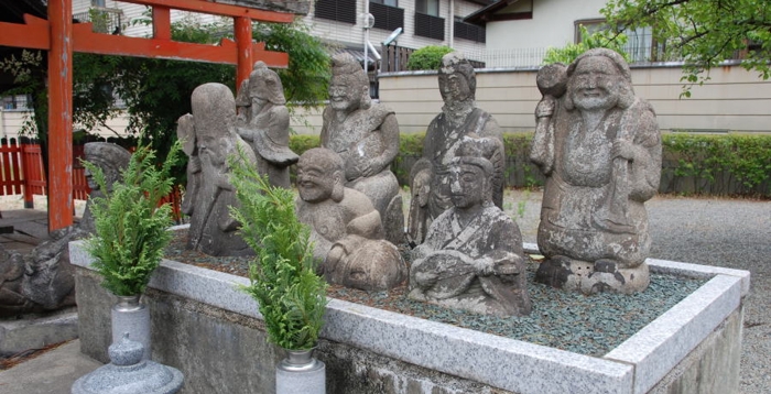 Статуи семи богов счастья на территории храма Ситэнно-дзи Косин-до