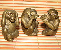 Меднолитые фигурки трех обезьян