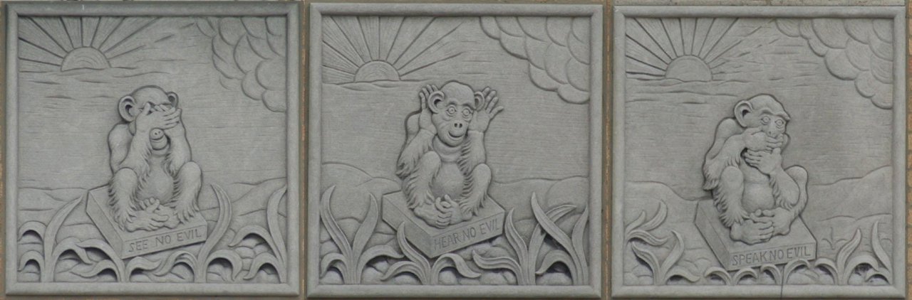 Панно с тремя обезьянами с дома на Саус-Пуласки-роуд