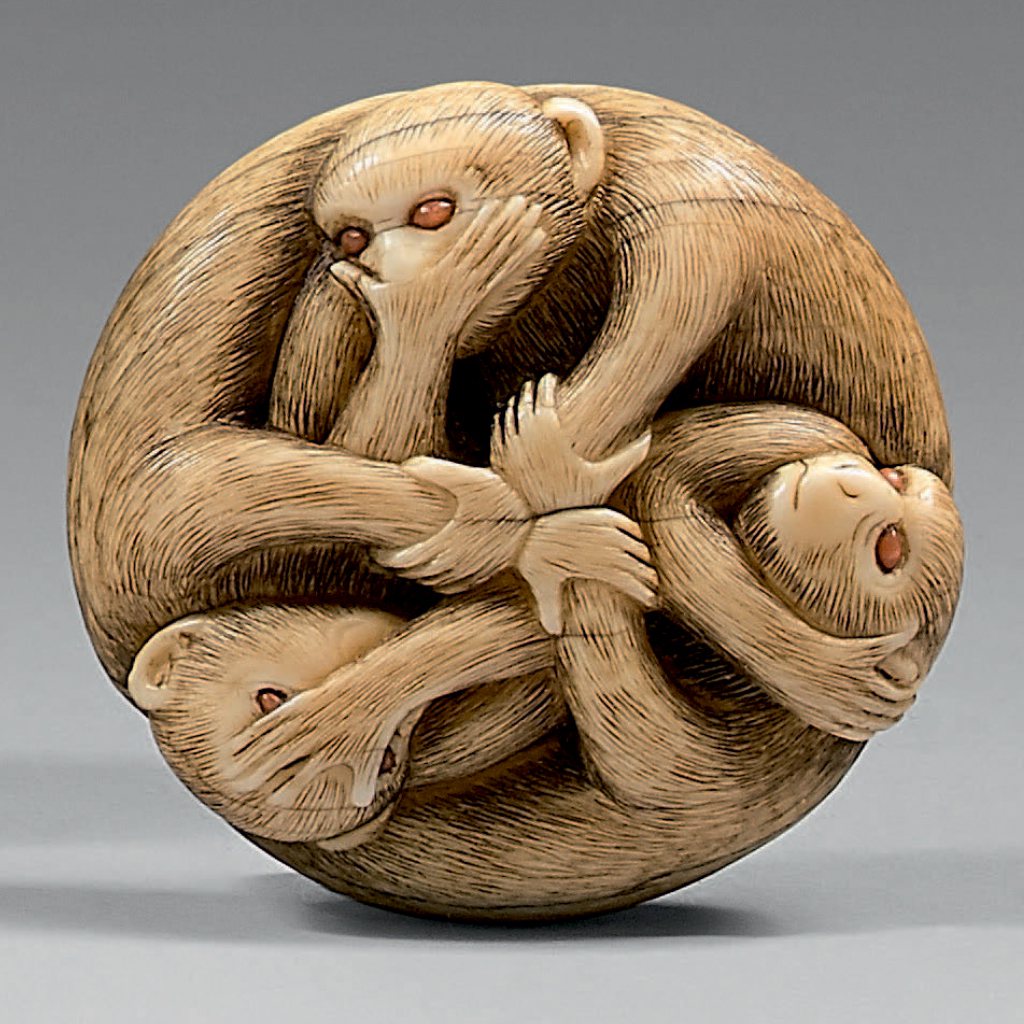 Три обезьяны. Нэцкэ-мандзю, слоновая кость, вставки в глаза — коралл. Диаметр 4,4 см. Япония, период Эдо. Подпись: «Тоёмаса»