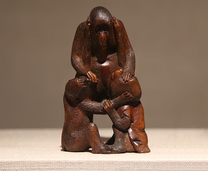 Окимоно «Три обезьяны» из собрания Музея Спёрлок. Япония, период Мэйдзи, около 1880 г. Дерево, резьба. Инв. №1999.13.0019