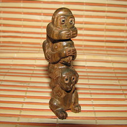 Три обезьяны в виде тотемного столба
