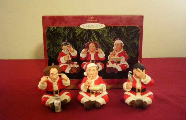Рождественские фигурки: три балбеса в костюмах Санта-Клауса в позах трех обезьян
