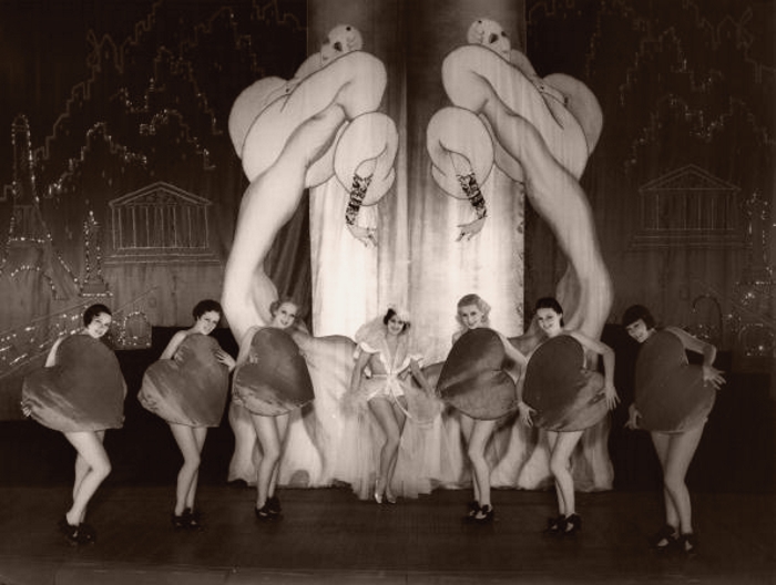  «Voila! Les Dames»   « », 1935 .