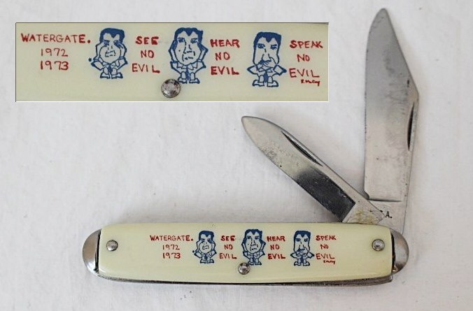 Традиционный американский складной двухпредметный нож. На рукояти изображение Никсона в позах трех обезьян. Подпись «E. McCoy»